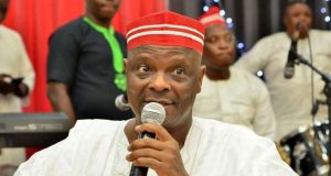 Siyasar Kano: Kwankwaso Ya Umarci Magoya Bayan Sa Su Cire Jar Hula Rabi’u Musa Kwankwaso , Tsohon Gwamnan Jihar Kano Kuma Madugun Kwankwasiyya Injiniya