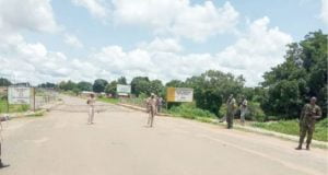 Border Closure: FG Nabs 697 Illegal Migrants, Seizes N7bn Goods Border Closure: FG Nabs 697 Illegal Migrants, Seizes N7bn Goods