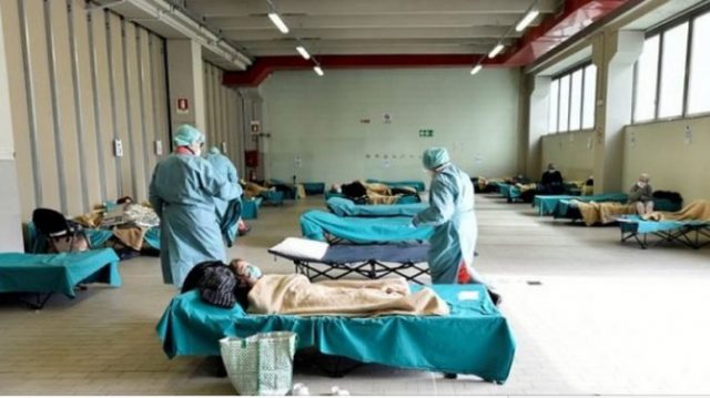 Doctors examining COVID-19 patients