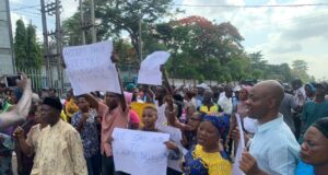 2023 Polls: Protesters Storm APC Secretariat Over Alleged Plans To Substitute Candidates